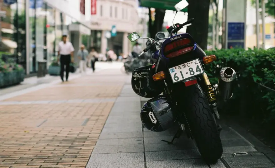 Aparcar la moto en la acera - cuándo es legal y cuándo no
