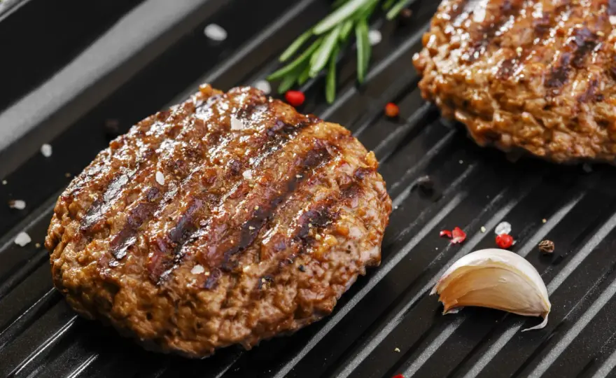 Jakie mięso do burgera wybrać, aby uniknąć przeciętności?