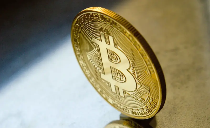 Upadek kryptowaluty: Jak uniknąć strat na niestabilnym rynku?