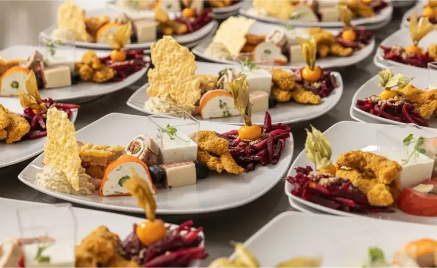 Jak wygląda catering do domu? Praktyczne informacje i porady