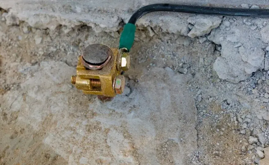 Co to uziemienie i dlaczego jest kluczowe dla bezpieczeństwa elektrycznego