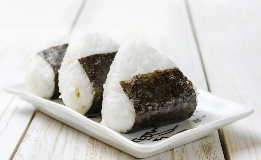 Kulki ryżowe – Jak zrobić idealne onigiri? Poradnik
