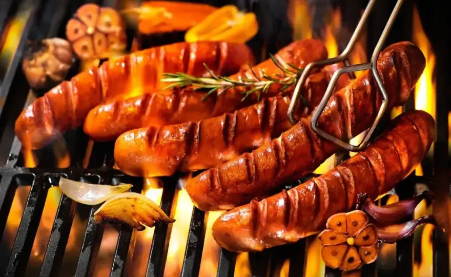 Kiełbasa z grilla - soczysta i bez spalenizny. Jak to zrobić?
