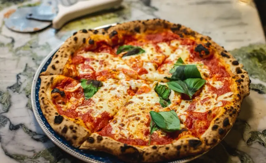 Najlepsza pizza - przepis na ciasto, sos i pieczenie krok po kroku