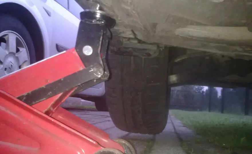 Gdzie podłożyć lewarek - Jak bezpiecznie podnieść auto bez uszkodzeń?