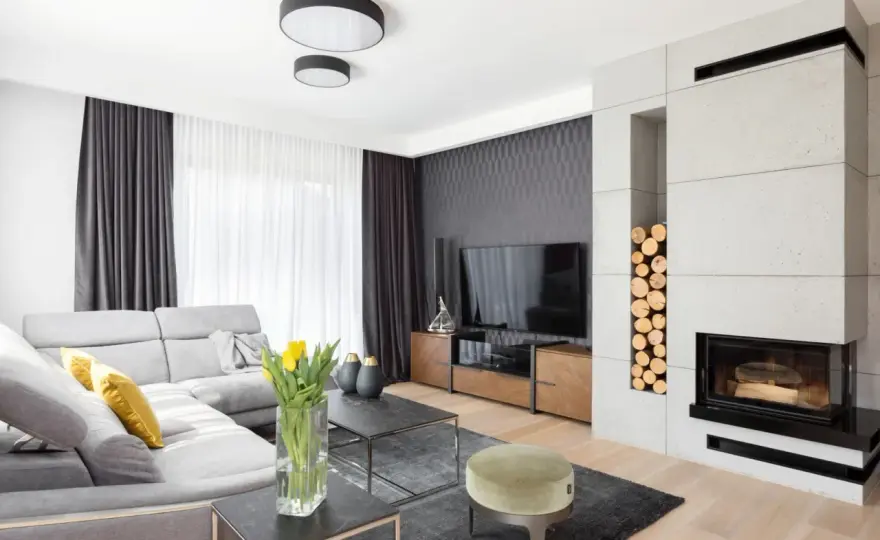 Co nad telewizorem w salonie? 10 pomysłów na stylową ścianę RTV