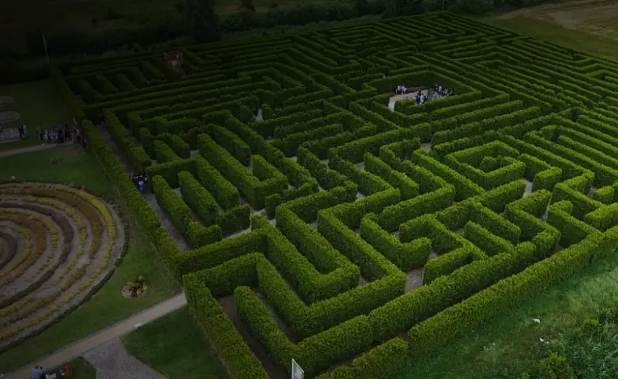 Naturalny labirynt w Łebie - Jak zaplanować udaną rodzinną wizytę?