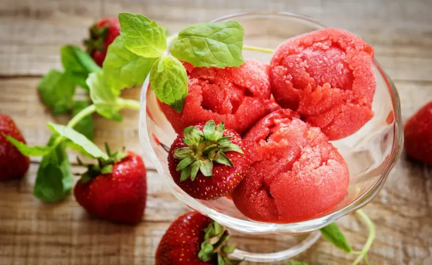 Idealny sorbet truskawkowy bez maszynki? Zrób go w domu!