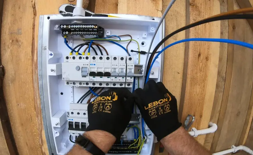 Jak zrobić skrzynkę elektryczną bezpiecznie i zgodnie z przepisami