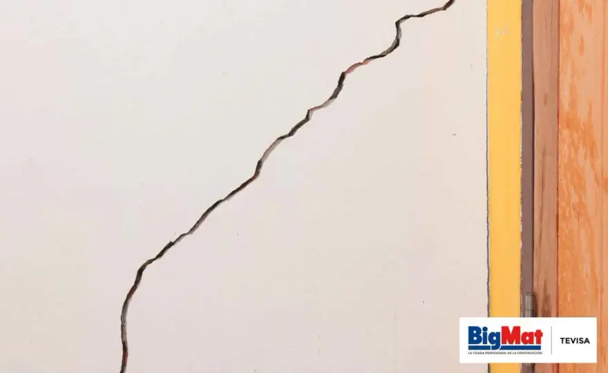 Grietas profundas en la pared - ¿Reparar o llamar a un experto?