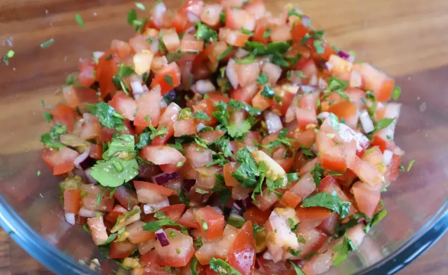 Salsa pomidorowa - przepis na idealny letni dodatek