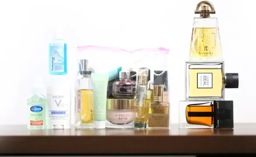 Perfumy w samolocie: zasady przewozu w bagażu podręcznym i rejestrowanym
