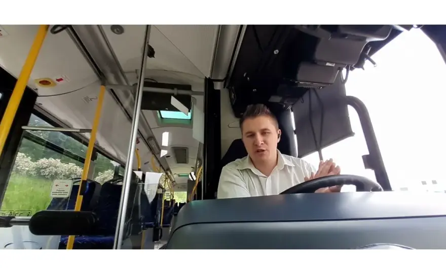 Kierowca autokaru: kto naprawdę decyduje o trasie? Poznaj podział ról.