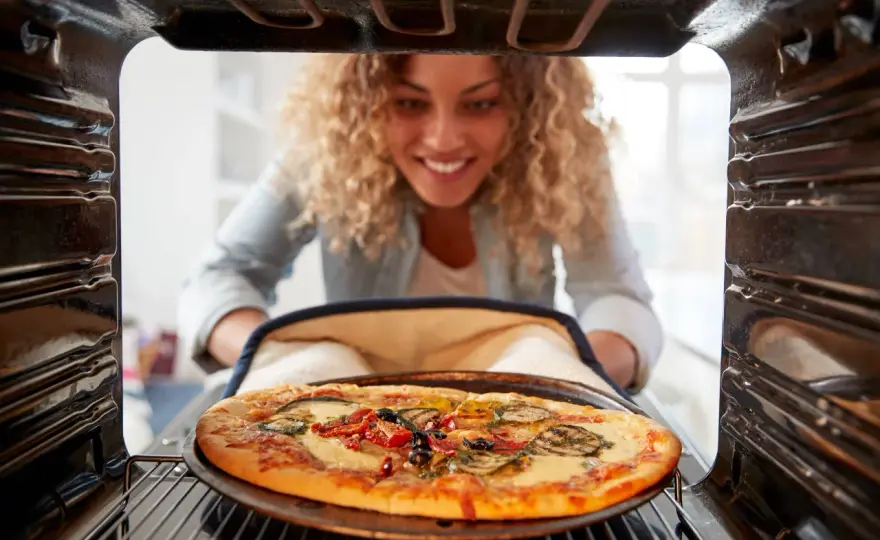 Jak piec pizzę w piekarniku? Program, temperatura i triki