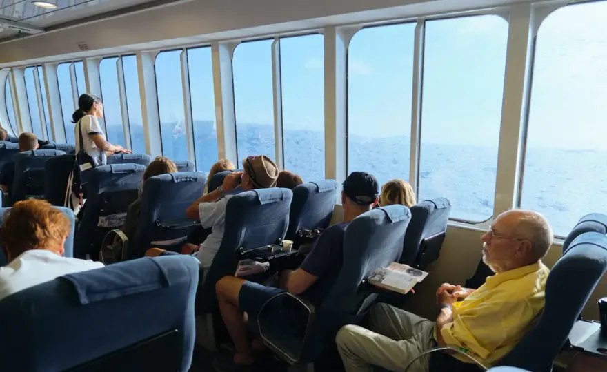 Prom z Chanii na Santorini - Jak zaplanować podróż z Krety?