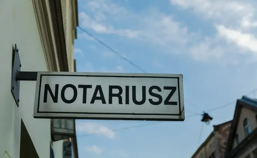 Ile zarabia notariusz - Czy to nadal opłacalny zawód w 2026 roku?
