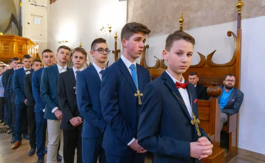 Jak ubrać się na bierzmowanie dziecka? Poradnik dla rodziców