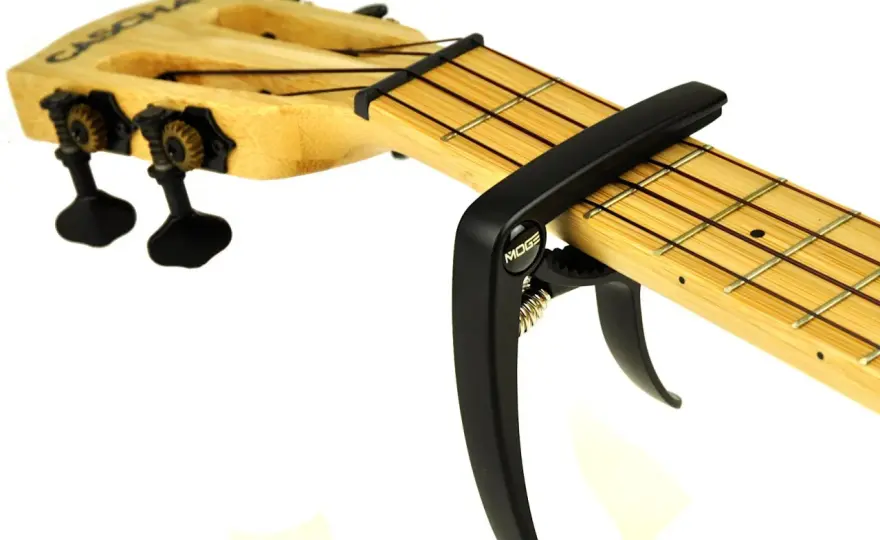 Kapodaster do ukulele: Twój przewodnik po wyborze i użyciu