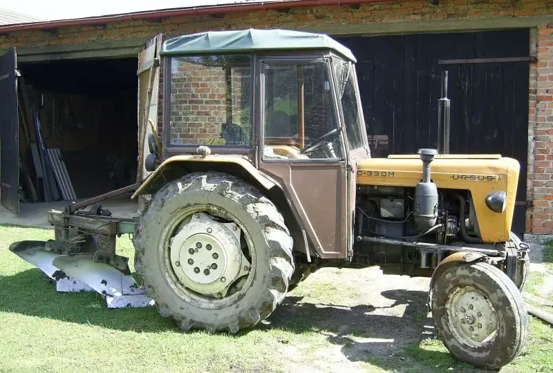 Ile waży ciągnik C 330? Odkryj różnice w masie i wyposażeniu