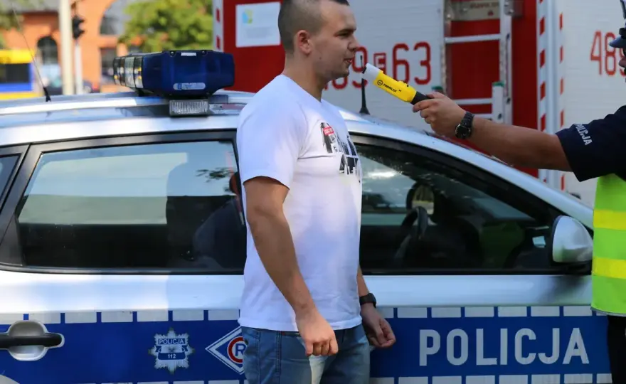 Czy bhpowiec może badać alkomatem? Poznaj prawne ograniczenia