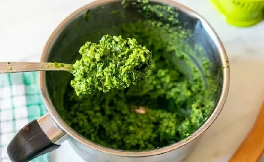 Pesto z bazylii – idealny smak i kolor. Jak to zrobić?