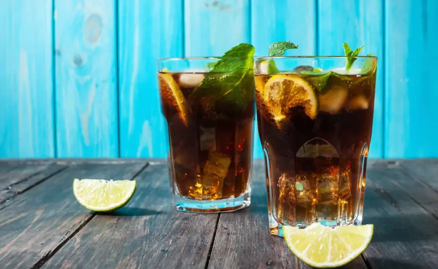 Najlepsze drinki z rumem ciemnym, które musisz spróbować dzisiaj