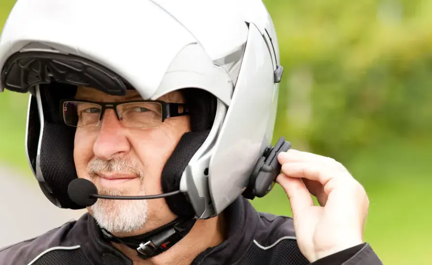 Interkom do kasku motocyklowego: Jak wybrać idealny zestaw?