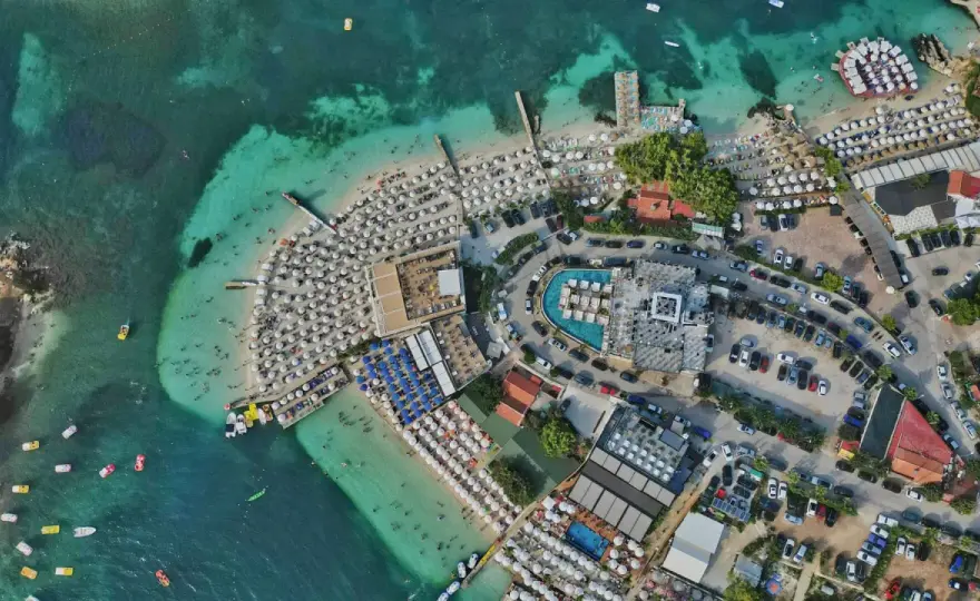 Ksamil Beach - Jak połączyć plażowanie z rejsami i zwiedzaniem?