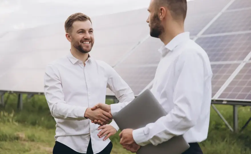Fotowoltaika dla biznesu – firmy nie kupują dziś paneli, tylko większą kontrolę nad kosztami energii