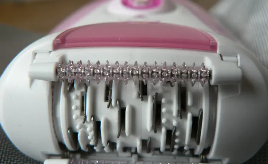 Epilator: Co to? Wybierz swój typ, działanie i epiluj bez obaw!