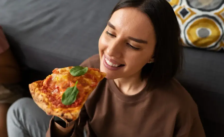 Jak odgrzać pizzę w piekarniku, by smakowała jak świeża?
