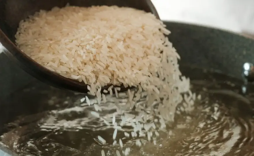 Jak ugotować ryż jak z chińskiej restauracji – sekrety idealnego smaku