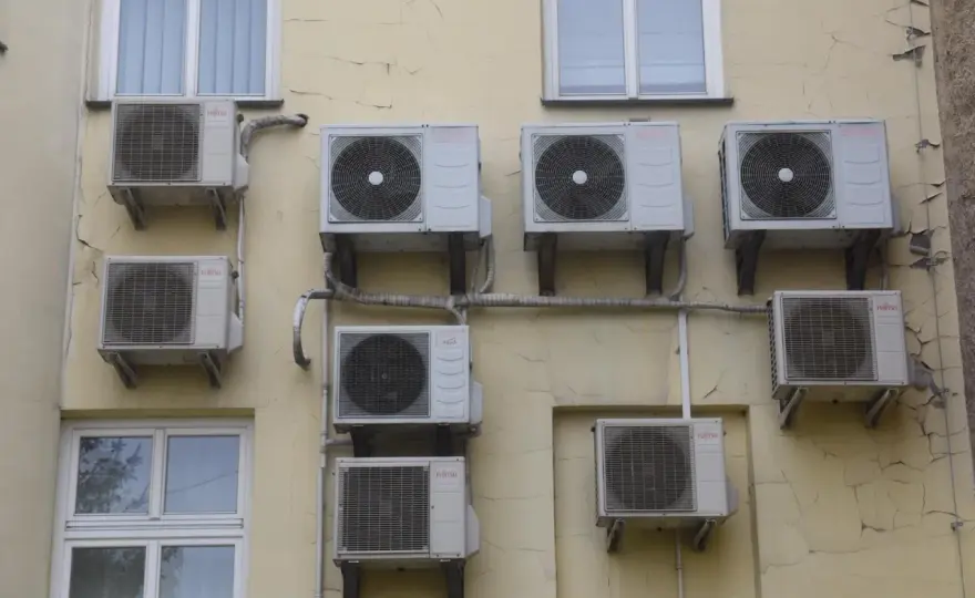 Klimatyzacja w bloku: Ile kosztuje i jak załatwić formalności?