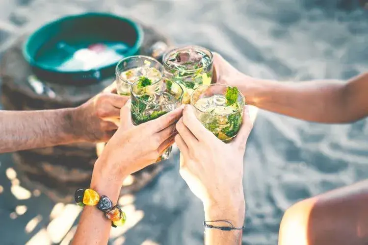 Najlepsze drinki z żołądkową gorzką, które zaskoczą Twoich gości