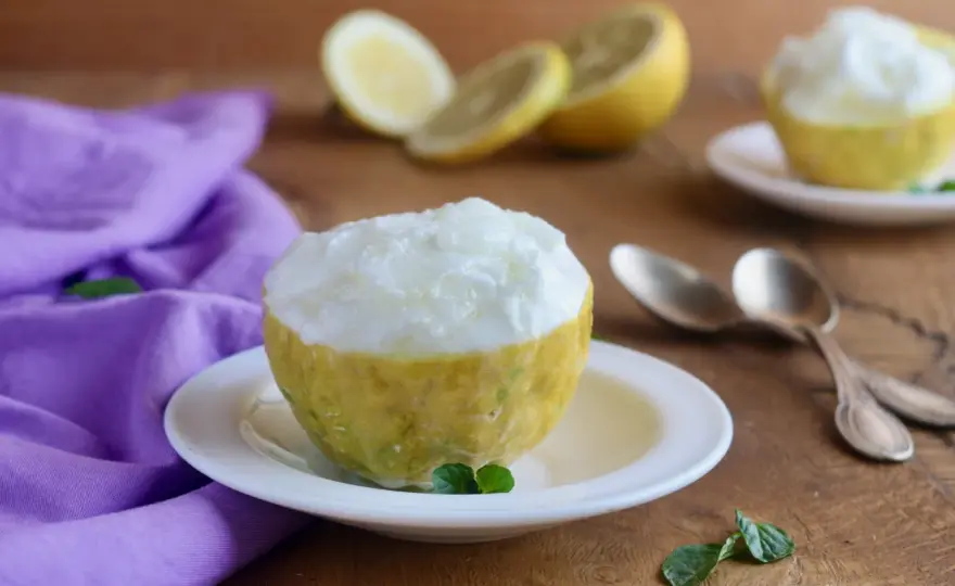 Sorbetto al limone senza gelatiera, fresco e cremoso