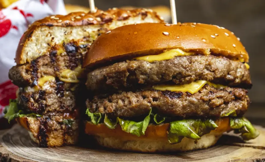 Najlepsza sałata do burgera, która nie zwiędnie pod gorącym mięsem