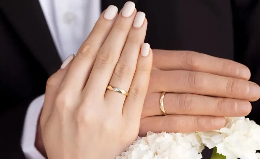 Jaką obrączkę wybrać? Materiały, rozmiar, trendy i personalizacja