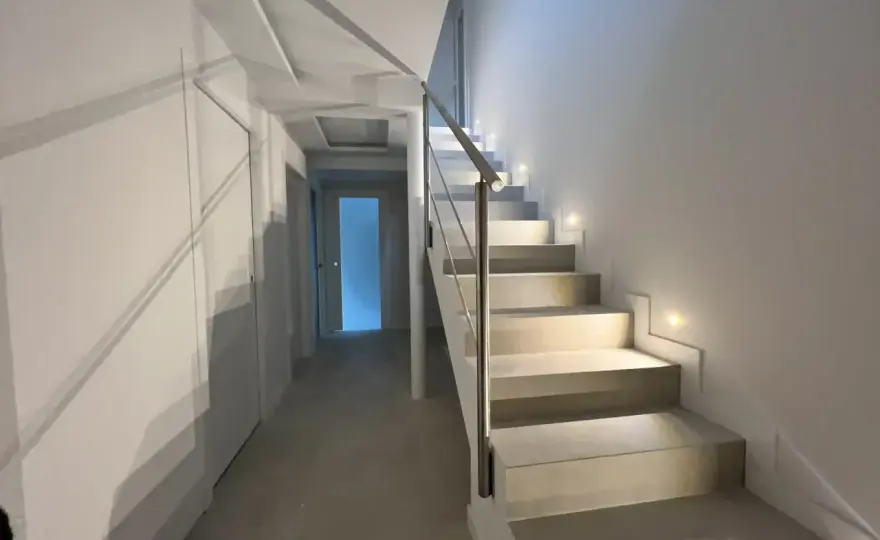Iluminación de escaleras - Guía para seguridad y ahorro