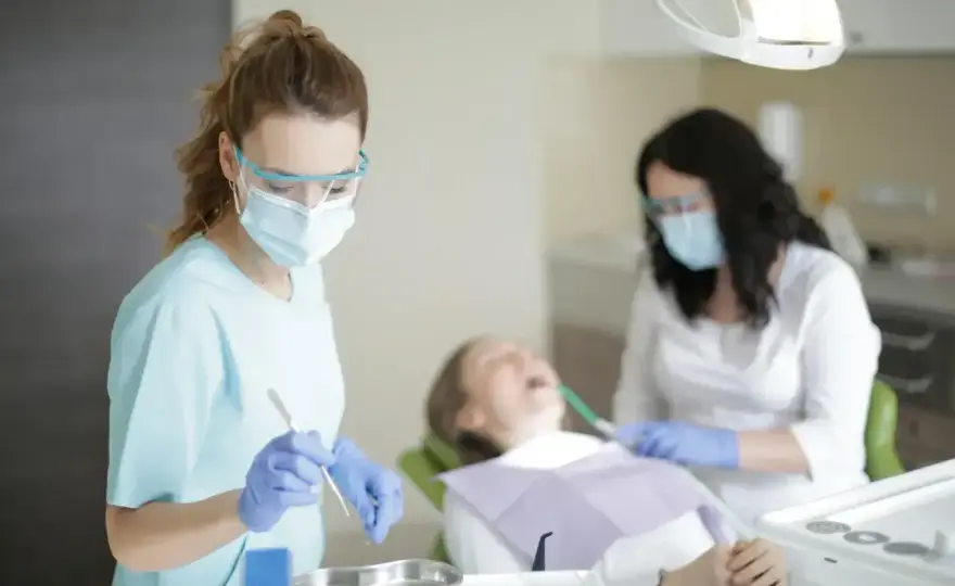 Szwy po zabiegu nie znikają? Co robić i kiedy do dentysty?