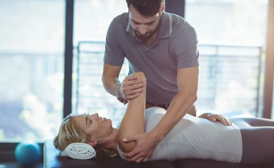Rehabilitacja a fizjoterapia - co naprawdę je różni?