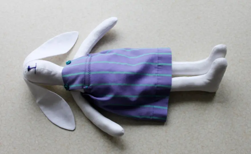 Uszyj sukienkę dla królika Tilda: poradnik DIY + darmowy wykrój!
