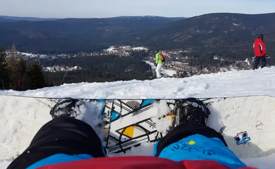 Ile kosztuje snowboard? Sprawdź ceny i ukryte wydatki na sprzęt