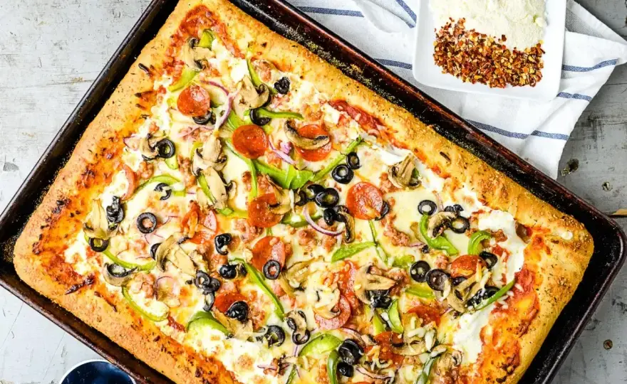 Domowa pizza - prosty przepis na ciasto, sos i chrupiący spód