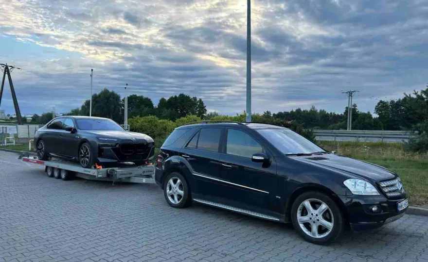 Czy można holować samochód bez tablic? Sprawdź, co grozi za to!