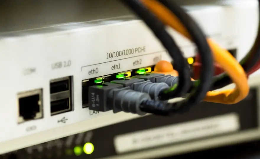Jak podłączyć kabel Ethernet do komputera? Prosty poradnik