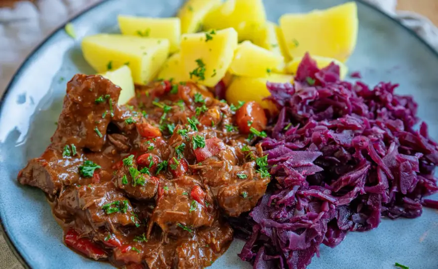 Schmorgerichte im Ofen - So gelingen Gulasch und Braten butterzart