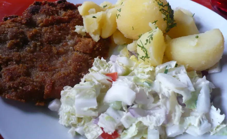Ile kalorii ma obiad schabowy z ziemniakami i surówką? Zaskakujące wartości!