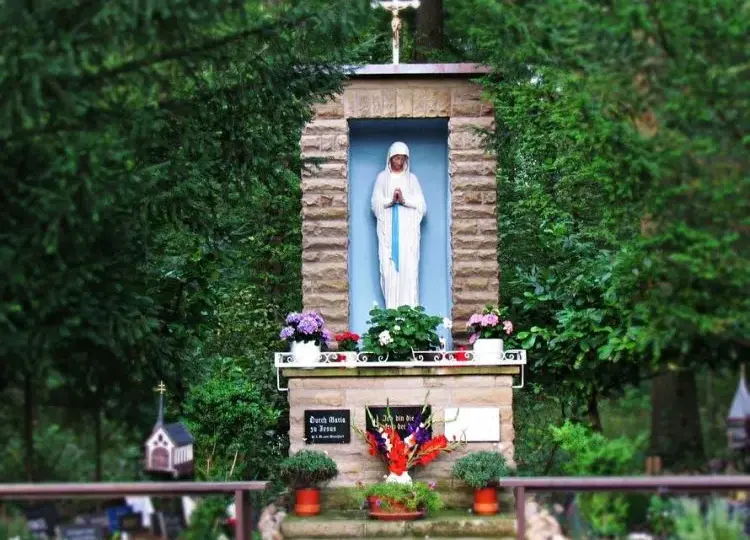 Jak zrobić kapliczkę w ogrodzie – prosty poradnik krok po kroku dla każdego