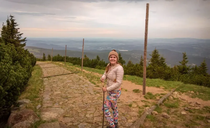 Ile trwa wejście na Śnieżkę z Karpacza? Czasy tras