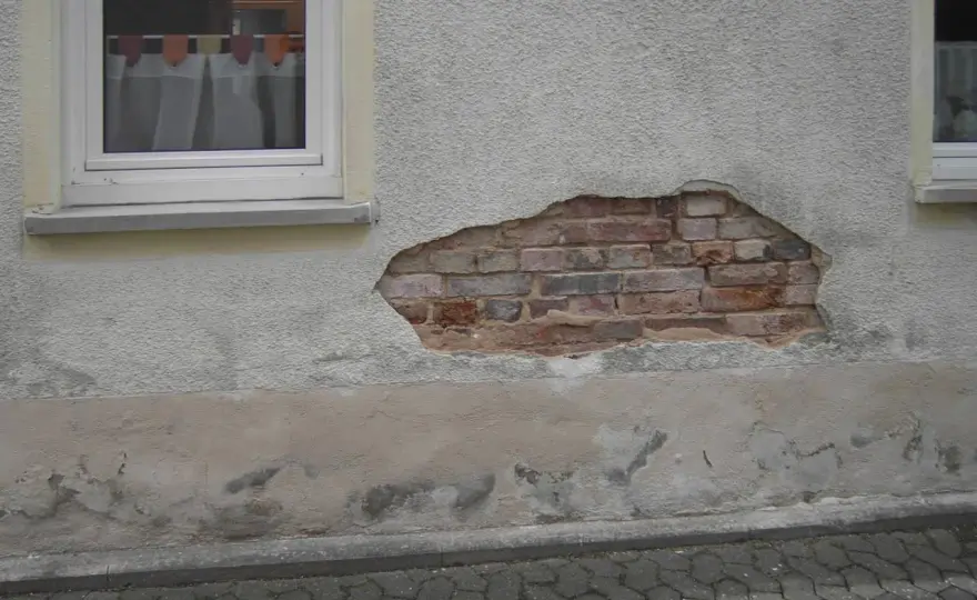 Feuchte Sockel am Haus - Ursachen, Diagnose & Sanierung